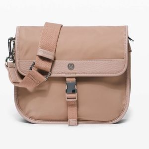 Lulu lemon now and always crossbody *5L soft sand